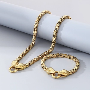 Détail de la chaîne byzantine dorée 6mm avec fermoirs double tête de serpent