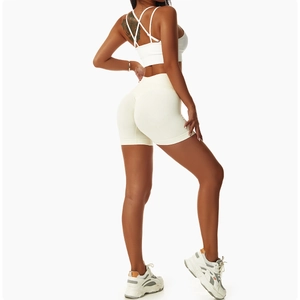 Detail der weißen, nahtlosen Yoga-Shorts mit Push-up-Effekt und Cross-Back-Sport-BH