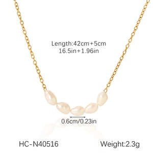 Detail view of gold-plated pearl necklace with 42cm length and 2.3g weight specs