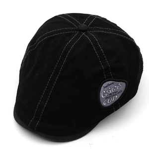 Détail de la casquette plate en coton noir avec coutures contrastées et broderie