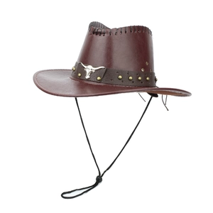 Détail d'un chapeau de cowboy avec emblème de tête de taureau et bandeau clouté