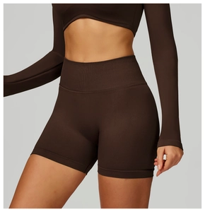 Dettaglio dei pantaloncini fitness marrone cioccolato senza cuciture con tessuto a coste