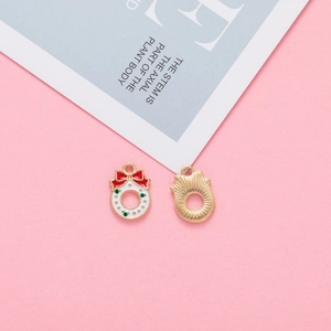 Detailed front and back view of Christmas wreath enamel charms with gold finish backing