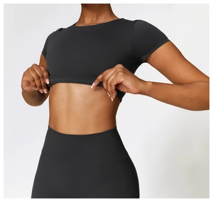 Détail d'un crop top gris à manches courtes et d'un legging taille haute en tissu brossé