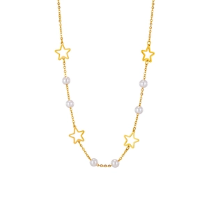 Collier doré élégant orné d'étoiles évidées et perles blanches sur chaîne fine