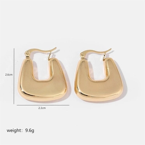 Polished gold U-shaped chunky earrings showing dimensions 2.6cm by 2.3cm and weight