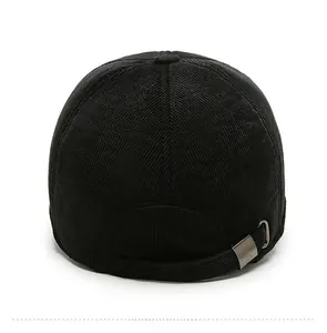 Vue arrière de la casquette de baseball en velours côtelé noir avec boucle réglable