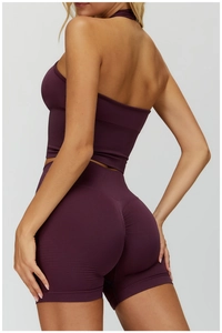 Detailansicht des lila Yoga-Sets mit Push-Up-Shorts und rückenfreiem Sport-BH in nahtlosem Design
