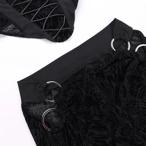 Vue détaillée du velours noir avec anneaux métalliques et laçage en dentelle croisée