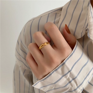 Bague chaîne tendance en acier titane doré 18 carats portée à l'index féminin
