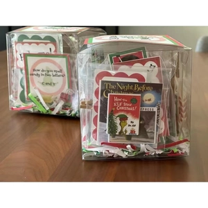 Coffret cadeau magique de Noël avec mini-livres et cartes dans une boîte transparente