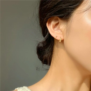 Minimalist 925 sterling silver chain earrings with gold finish on female model