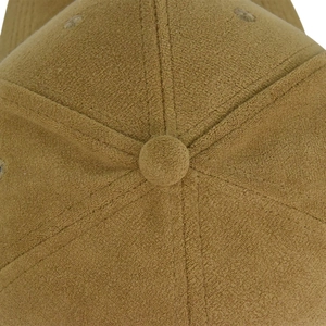 Macro-opname van de camelkleurige baseballcap met zes panelen en knop op de bovenkant