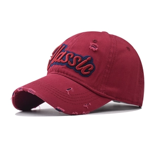 Detalle de gorra de algodón desgastada con bordado Classic 3D en azul y rojo intenso