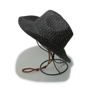 Vue détaillée du chapeau de paille noir avec paillettes argentées et cordon