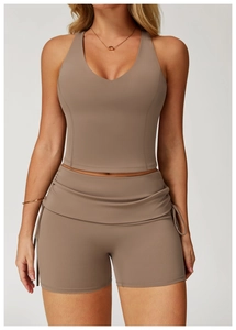 Detailansicht der khakifarbenen Yoga-Shorts mit Tunnelzug und passendem Sport-BH