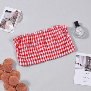 Detail von rot-weißem kariertem Bandeau-Top mit elastischem Smok-Stoff und Flachbild-Deko