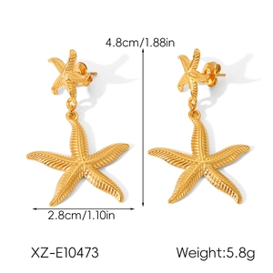 Detailed view of gold starfish earrings with exact dimensions and weight specifications