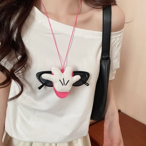 Cartoon Handschuh Brillenhalter Kette mit rosa Kordel am Modell in der Lifestyle Ansicht