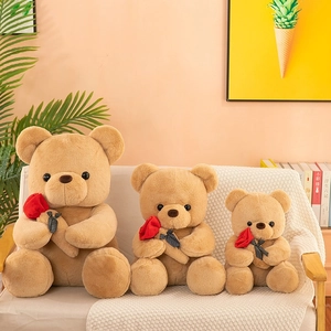 Tres ositos de peluche con rosas rojas en tamaños pequeño, mediano y grande en sofá