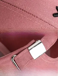 Détails des coutures précises et boucle métallique réglable sur casquette en coton rose