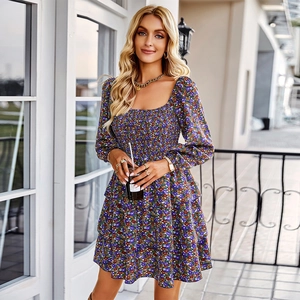 Robe longue à fleurs violettes, encolure carrée et jupe à volants style français