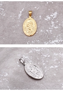 Detailaufnahme der religiösen St. Christopher Medaillon-Anhänger in Gold und Silber