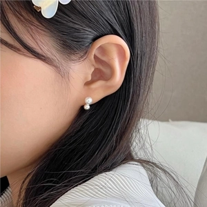 Elegant 925 sterling silver earrings featuring a minimalist double pearl drop design