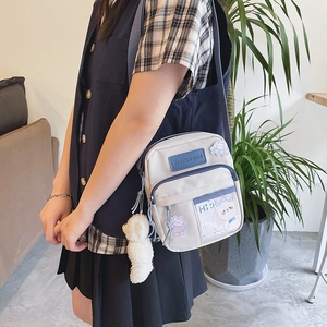 Sac bandoulière en toile style japonais avec pendentif ours porté par un mannequin