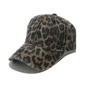 Trendy leopard print baseball cap with six-panel structure and curved brim for women