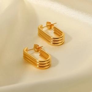 Gros plan sur les boucles d'oreilles en forme de U à trois couches plaquées or 18 carats