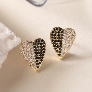 Chic heart stud earrings with black and white pavé cubic zirconia in gold plating