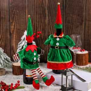 Weihnachts-Elfen-Weinflaschenhüllen mit Glöckchen und Hüten für festliche Tischdeko