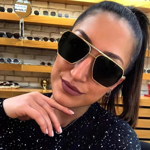 Fashionable oversized polarized pilot sunglasses with golden metal frame and black lenses