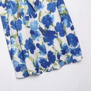 Chemisier satiné pour femme à imprimé floral bleu et vert avec manches longues sur blanc