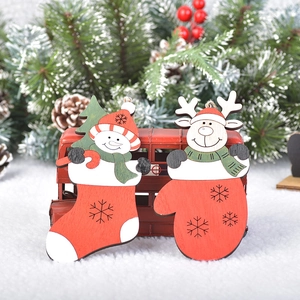 Décorations de Noël en bois faites à la main avec Père Noël et élan sur fond de bus festif