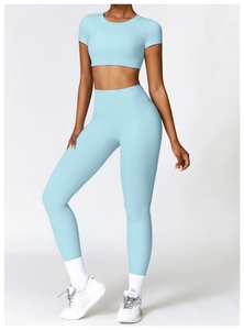 Détail d'un ensemble de yoga bleu clair avec haut court à manches courtes et legging taille haute