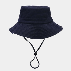 Detalle del sombrero de pescador en algodón azul marino con costuras reforzadas y cordón