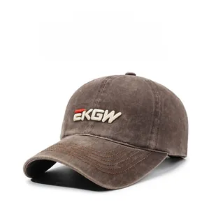 Dettaglio del ricamo EKGW su un berretto da baseball in cotone marrone lavato stile vintage