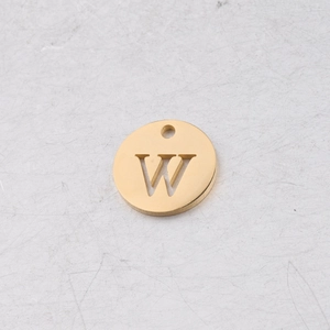 Détail d'un pendentif de 12mm en acier inoxydable doré avec motif ajouré lettre W