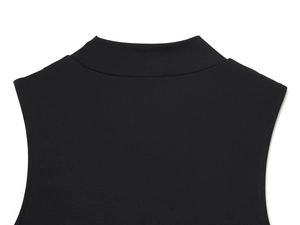 Détail du col montant et de la maille du vêtement noir sans manches de haute qualité