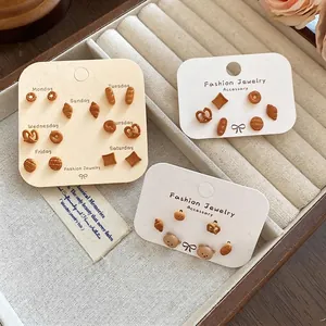 Set di orecchini a perno orsetto e pane su cartoncino portagioie moda settimanale