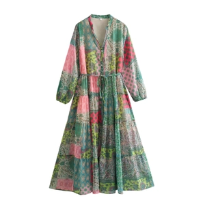 Vue détaillée de l'imprimé patchwork coloré sur une robe à manches longues et col en V