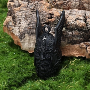 Incisione dettagliata del ciondolo vichingo Odin con simbolo Valknut su sfondo di corteccia