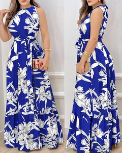 Détail de la robe licou à fleurs bleues et blanches avec ceinture et ourlet à volants