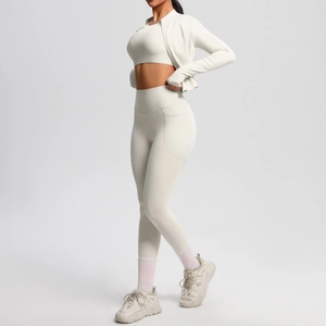 Detailansicht des 3-teiligen Yoga-Sets mit Daumenloch-Jacke und High-Waist-Leggings
