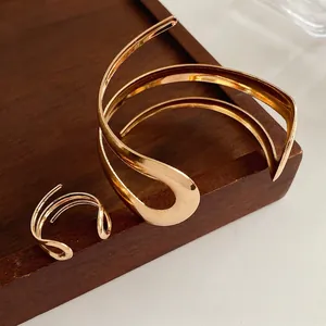 Bracciale Aperto Spirale Geometrica E Anello Metallo Lucido Stile Scultura Minimalista Gioielli Per Donne