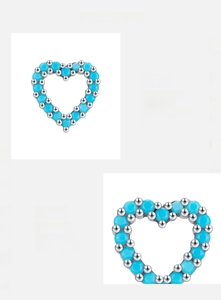 Détail des boucles d'oreilles cœur en argent sterling 925 serties de turquoises