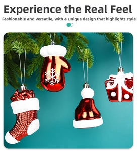 Gros plan de décorations de Noël rouges et blanches sur un sapin de Noël vert