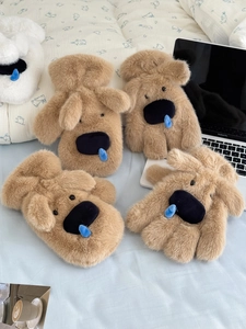 Gros plan de moufles d'hiver en peluche marron en forme de chien mignon